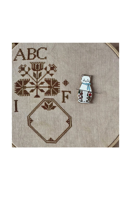 White Floral Cat Needle Minder ~ Flamingo Toes